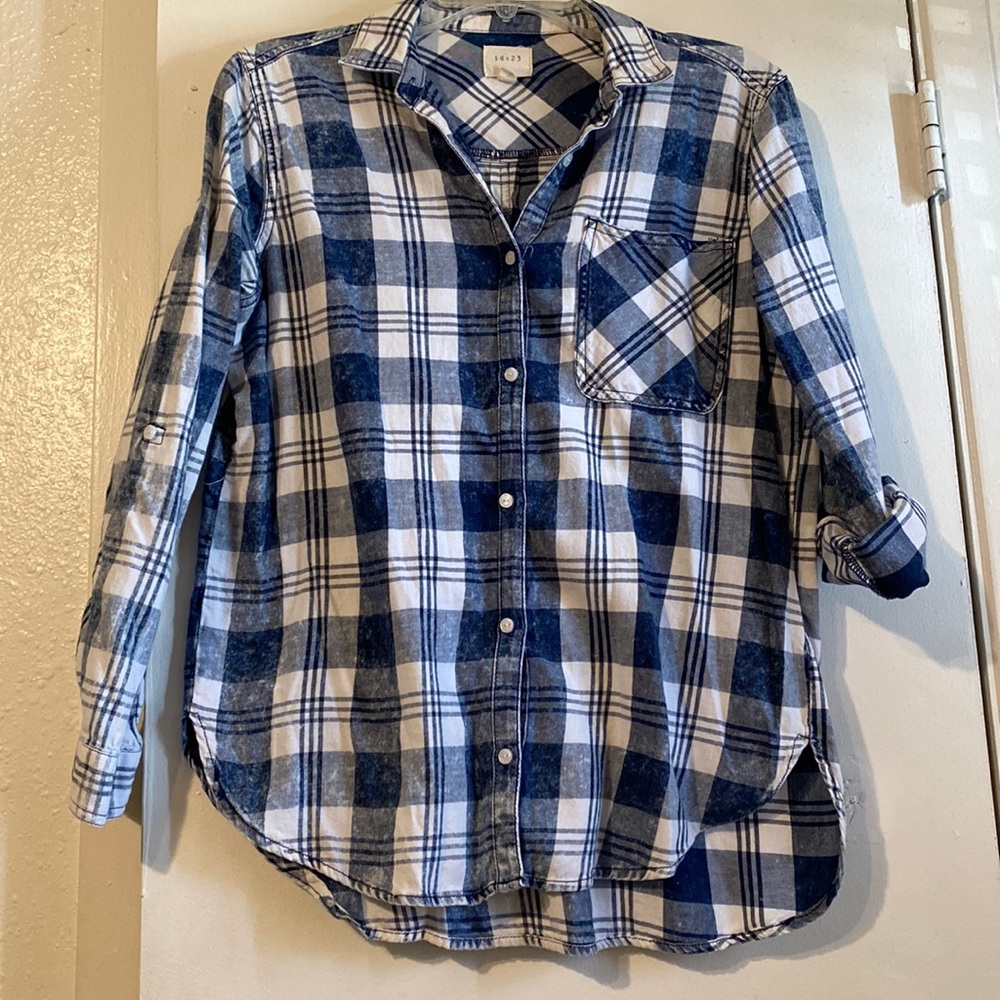 Plaid versatile button up! Brand - id:23